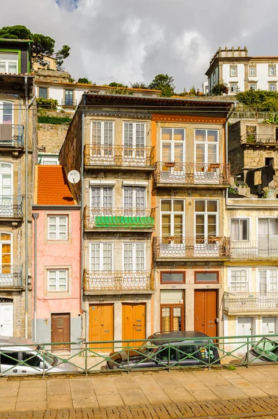 Porto, Portekiz - 21 Haziran 2014: Portekiz'in ikinci büyük şehri olan Porto'nun Douro Vadisi'nin renkli evleri 2001 yılında Avrupa Kültür Başkenti olarak adlandırıldı