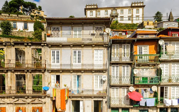 Porto, Portekiz - 21 Haziran 2014: Portekiz'in ikinci büyük şehri olan Porto'nun Douro Vadisi'nin renkli evleri 2001 yılında Avrupa Kültür Başkenti olarak adlandırıldı