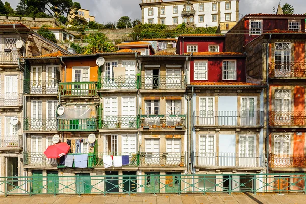 Porto, Portekiz - 21 Haziran 2014: Portekiz'in ikinci büyük şehri olan Porto'nun Douro Vadisi'nin renkli evleri 2001 yılında Avrupa Kültür Başkenti olarak adlandırıldı