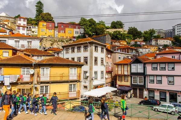 Porto, Portekiz - 21 Haziran 2014: Portekiz'in ikinci büyük şehri olan Porto'nun Douro Vadisi'nin renkli evleri 2001 yılında Avrupa Kültür Başkenti olarak adlandırıldı