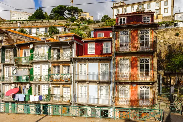 Porto, Portekiz - 21 Haziran 2014: Portekiz'in ikinci büyük şehri olan Porto'nun Douro Vadisi'nin renkli evleri 2001 yılında Avrupa Kültür Başkenti olarak adlandırıldı