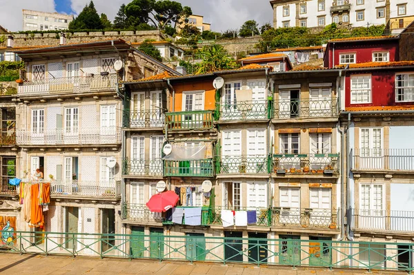 Porto, Portekiz - 21 Haziran 2014: Portekiz'in ikinci büyük şehri olan Porto'nun Douro Vadisi'nin renkli evleri 2001 yılında Avrupa Kültür Başkenti olarak adlandırıldı