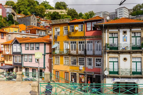 Porto, Portekiz - 21 Haziran 2014: Portekiz'in ikinci büyük şehri olan Porto'nun Douro Vadisi'nin renkli evleri 2001 yılında Avrupa Kültür Başkenti olarak adlandırıldı
