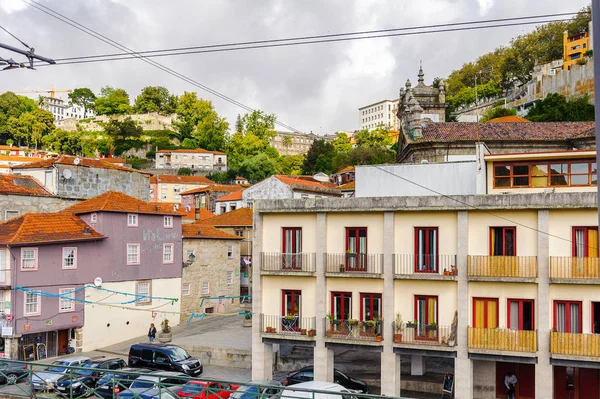 Porto, Portekiz - 21 Haziran 2014: Portekiz'in ikinci büyük şehri olan Porto'nun Douro Vadisi'nin renkli evleri 2001 yılında Avrupa Kültür Başkenti olarak adlandırıldı