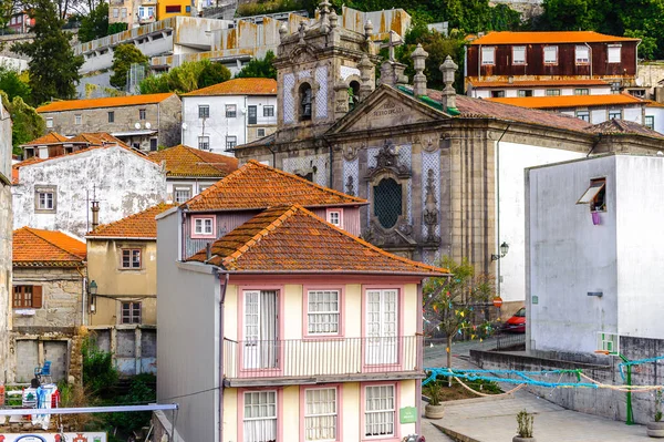 Porto, Portekiz - 21 Haziran 2014: Portekiz'in ikinci büyük şehri olan Porto'nun Douro Vadisi'nin renkli evleri 2001 yılında Avrupa Kültür Başkenti olarak adlandırıldı