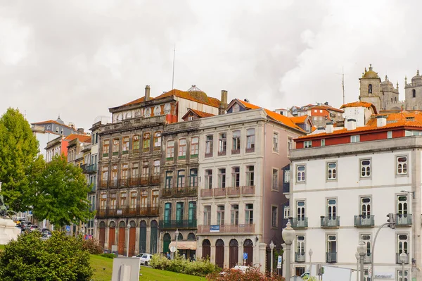 Porto, Portekiz - 21 Haziran 2014: Portekiz'in ikinci büyük şehri olan Porto'nun mimarisi 2001 yılında Avrupa Kültür Başkenti olarak adlandırıldı