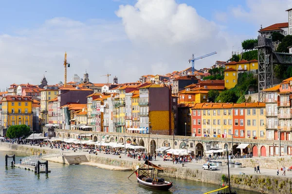Porto, Portekiz - 21 Haziran 2014: İber Yarımadası'nın en büyük nehirlerinden biri olan Douro Nehri kıyısındaki renkli evler (2157 m)