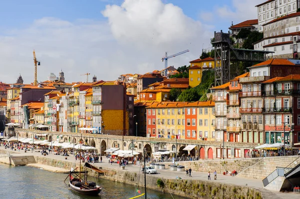 Porto, Portekiz - 21 Haziran 2014: İber Yarımadası'nın en büyük nehirlerinden biri olan Douro Nehri kıyısındaki renkli evler (2157 m)