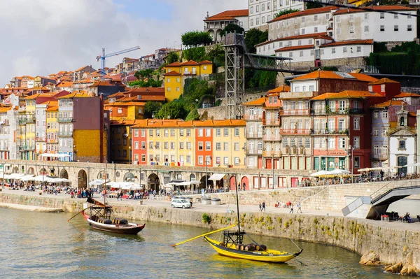 Porto, Portekiz - 21 Haziran 2014: İber Yarımadası'nın en büyük nehirlerinden biri olan Douro Nehri kıyısındaki renkli evler (2157 m)