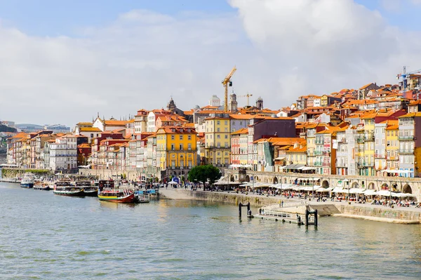 Porto, Portekiz - 21 Haziran 2014: İber Yarımadası'nın en büyük nehirlerinden biri olan Douro Nehri kıyısındaki renkli evler (2157 m)