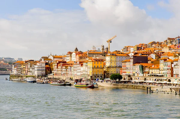 Porto, Portekiz - 21 Haziran 2014: İber Yarımadası'nın en büyük nehirlerinden biri olan Douro Nehri kıyısındaki renkli evler (2157 m)