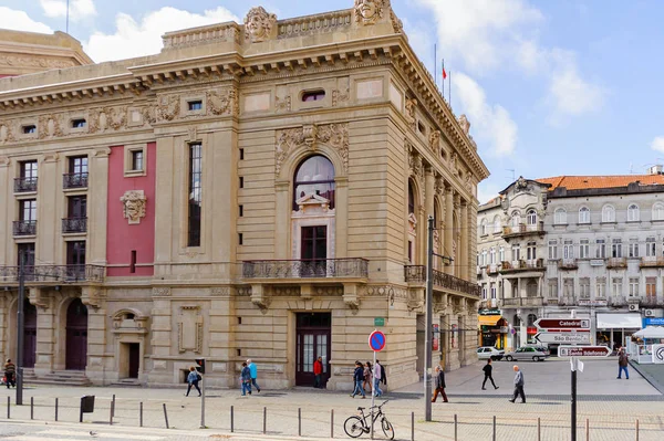 Porto, Portekiz - 21 Haziran 2014: Portekiz'in ikinci büyük şehri olan Porto'nun mimarisi 2001 yılında Avrupa Kültür Başkenti olarak adlandırıldı