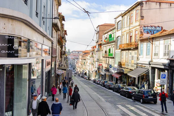 Porto, Portekiz - 21 Haziran 2014: Portekiz'in ikinci büyük şehri olan Porto'nun mimarisi 2001 yılında Avrupa Kültür Başkenti olarak adlandırıldı