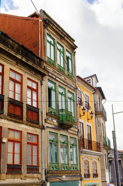 Porto, Portekiz - 21 Haziran 2014: Portekiz'in ikinci büyük şehri olan Porto'nun mimarisi 2001 yılında Avrupa Kültür Başkenti olarak adlandırıldı