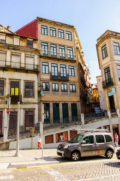 Porto, Portekiz - 21 Haziran 2014: Portekiz'in ikinci büyük şehri olan Porto'nun mimarisi 2001 yılında Avrupa Kültür Başkenti olarak adlandırıldı