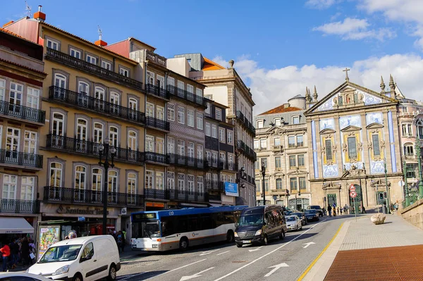 Porto, Portekiz - 21 Haziran 2014: Portekiz'in ikinci büyük şehri olan Porto'nun mimarisi 2001 yılında Avrupa Kültür Başkenti olarak adlandırıldı