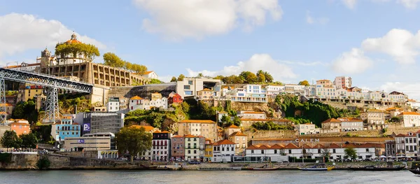 Porto, Portekiz - 21 Haziran 2014: İber Yarımadası'nın en büyük nehirlerinden biri olan Douro Nehri kıyısındaki renkli evler (2157 m)