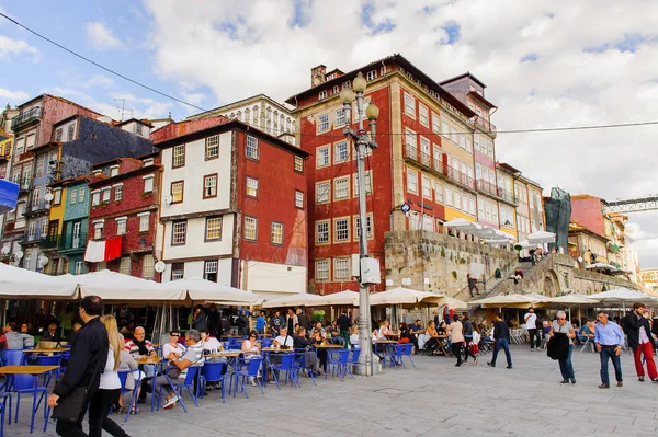 Porto, Portekiz - 21 Haziran 2014: İber Yarımadası'nın en büyük nehirlerinden biri olan Douro Nehri kıyısındaki renkli evler (2157 m)