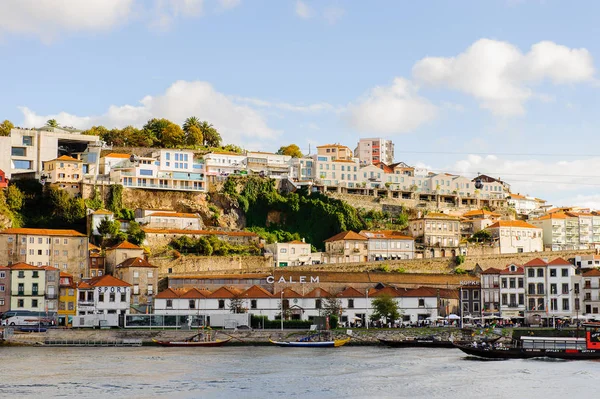 Porto, Portekiz - 21 Haziran 2014: İber Yarımadası'nın en büyük nehirlerinden biri olan Douro Nehri kıyısındaki renkli evler (2157 m)