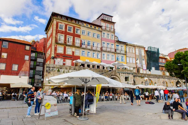 Porto, Portekiz - 21 Haziran 2014: Porto Douro Vadisi, Portekiz'in ikinci büyük şehri ve 2001 yılında Avrupa Kültür Başkenti olarak adlandırıldı