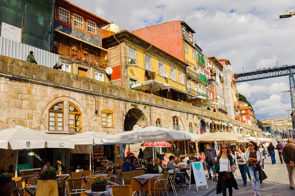 Porto, Portekiz - 21 Haziran 2014: Porto Douro Vadisi, Portekiz'in ikinci büyük şehri ve 2001 yılında Avrupa Kültür Başkenti olarak adlandırıldı