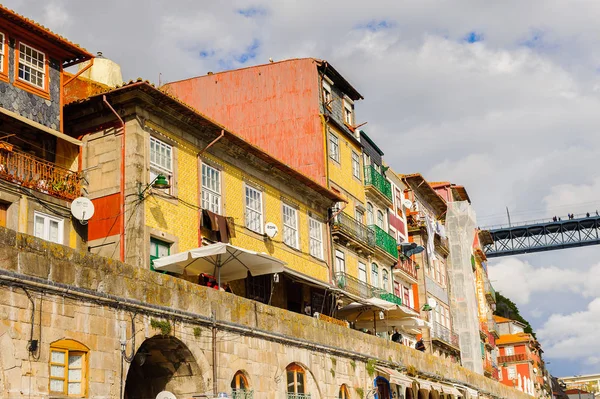 Porto, Portekiz - 21 Haziran 2014: Porto Douro Vadisi, Portekiz'in ikinci büyük şehri ve 2001 yılında Avrupa Kültür Başkenti olarak adlandırıldı
