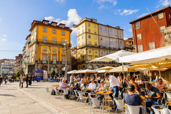 Porto, Portekiz - 21 Haziran 2014: Porto Douro Vadisi, Portekiz'in ikinci büyük şehri ve 2001 yılında Avrupa Kültür Başkenti olarak adlandırıldı