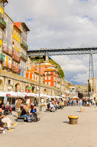 Porto, Portekiz - 21 Haziran 2014: Portekiz'in ikinci büyük şehri olan Porto'nun Douro nehri kıyısındaki mimari, 2001 yılında Avrupa Kültür Başkenti olarak adlandırıldı