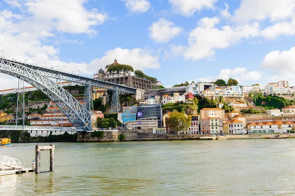 Porto, Portekiz - 21 Haziran 2014: Porto'daki Douro Nehri üzerindeki Dom Luis I Köprüsü, Portekiz'in ikinci büyük şehri ve 2001 yılında Avrupa Kültür Başkenti olarak adlandırıldı