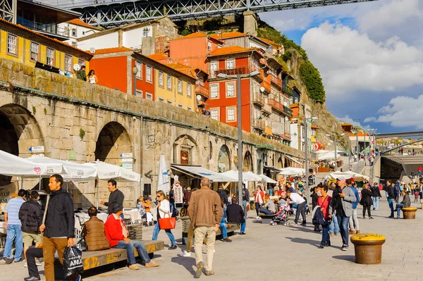 Porto, Portekiz - 21 Haziran 2014: Portekiz'in ikinci büyük şehri olan Porto'nun Douro nehri kıyısındaki mimari, 2001 yılında Avrupa Kültür Başkenti olarak adlandırıldı