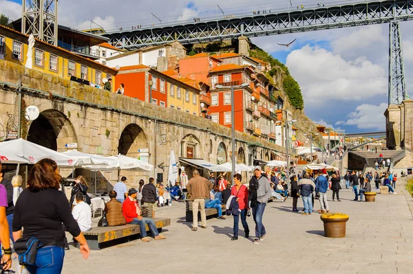 Porto, Portekiz - 21 Haziran 2014: Portekiz'in ikinci büyük şehri olan Porto'nun Douro nehri kıyısındaki mimari, 2001 yılında Avrupa Kültür Başkenti olarak adlandırıldı