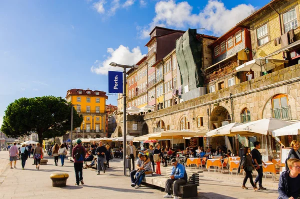 Porto, Portekiz - 21 Haziran 2014: Portekiz'in ikinci büyük şehri olan Porto'nun Douro nehri kıyısındaki mimari, 2001 yılında Avrupa Kültür Başkenti olarak adlandırıldı