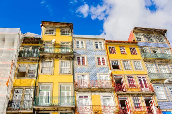 Porto, Portekiz - 21 Haziran 2014: Portekiz'in ikinci büyük şehri olan Porto'nun Douro nehri kıyısındaki mimari, 2001 yılında Avrupa Kültür Başkenti olarak adlandırıldı