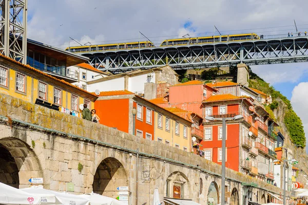 Porto, Portekiz - 21 Haziran 2014: Portekiz'in ikinci büyük şehri olan Porto'nun Douro nehri kıyısındaki mimari, 2001 yılında Avrupa Kültür Başkenti olarak adlandırıldı