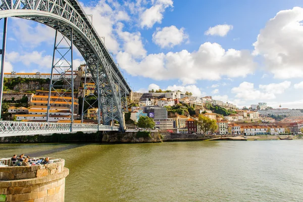 Porto, Portekiz - 21 Haziran 2014: İber Yarımadası'nın en büyük nehirlerinden biri olan Douro Nehri kıyısındaki renkli evler (2157 m)