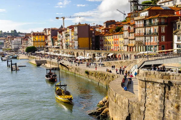 Porto, Portekiz - 21 Haziran 2014: İber Yarımadası'nın en büyük nehirlerinden biri olan Douro Nehri kıyısındaki renkli evler (2157 m)