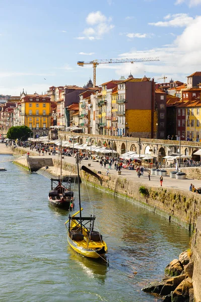 Porto, Portekiz - 21 Haziran 2014: İber Yarımadası'nın en büyük nehirlerinden biri olan Douro Nehri kıyısındaki renkli evler (2157 m)