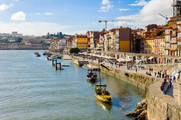 Porto, Portekiz - 21 Haziran 2014: İber Yarımadası'nın en büyük nehirlerinden biri olan Douro Nehri kıyısındaki renkli evler (2157 m)