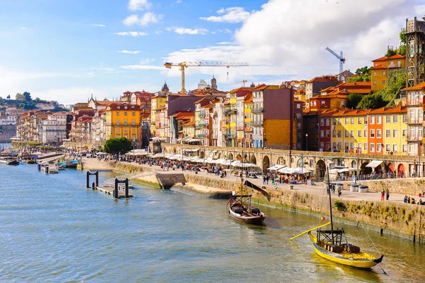 Porto, Portekiz - 21 Haziran 2014: İber Yarımadası'nın en büyük nehirlerinden biri olan Douro Nehri kıyısındaki renkli evler (2157 m)