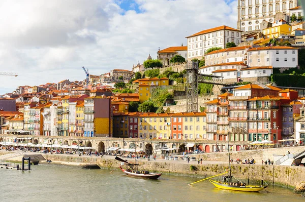 Porto, Portekiz - 21 Haziran 2014: İber Yarımadası'nın en büyük nehirlerinden biri olan Douro Nehri kıyısındaki renkli evler (2157 m)