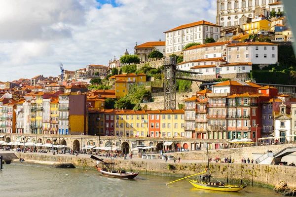 Porto, Portekiz - 21 Haziran 2014: İber Yarımadası'nın en büyük nehirlerinden biri olan Douro Nehri kıyısındaki renkli evler (2157 m)