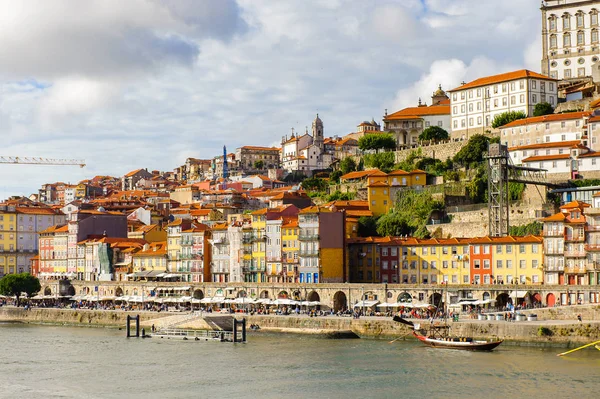 Porto, Portekiz - 21 Haziran 2014: İber Yarımadası'nın en büyük nehirlerinden biri olan Douro Nehri kıyısındaki renkli evler (2157 m)