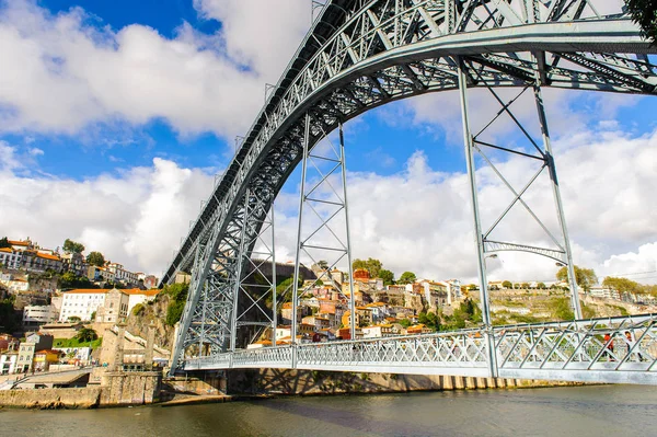 Porto, Portekiz - 21 Haziran 2014: Porto'daki Douro Nehri üzerindeki Dom Luis I Köprüsü, Portekiz'in ikinci büyük şehri ve 2001 yılında Avrupa Kültür Başkenti olarak adlandırıldı