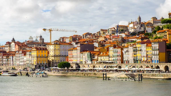 Porto, Portekiz - 21 Haziran 2014: Porto Douro Vadisi, popüler bir turistik yer