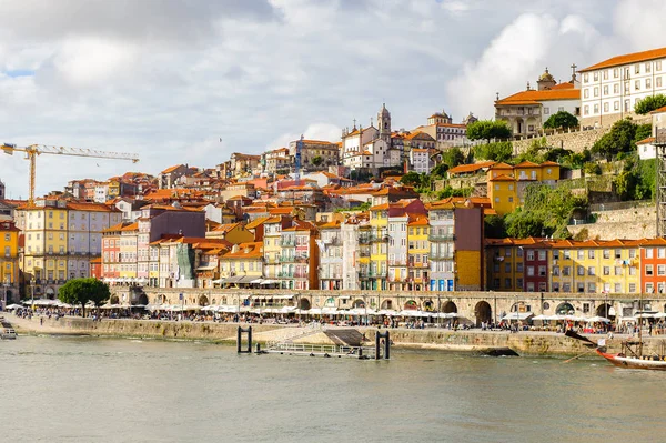 Porto, Portekiz - 21 Haziran 2014: Porto Douro Vadisi, popüler bir turistik yer