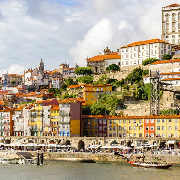 Porto, Portekiz - 21 Haziran 2014: Porto Douro Vadisi, Portekiz'in ikinci büyük şehri ve 2001 yılında Avrupa Kültür Başkenti olarak adlandırıldı