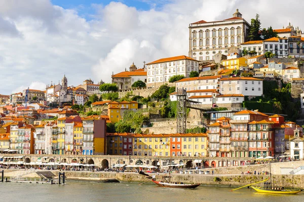 Porto, Portekiz - 21 Haziran 2014: Porto Douro Vadisi, popüler bir turistik yer