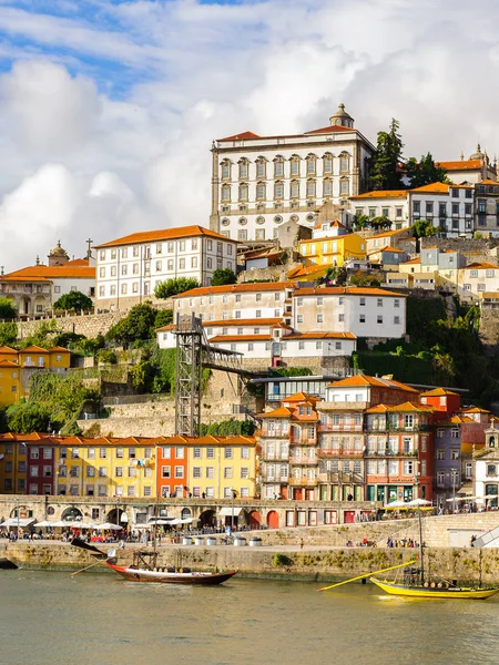 Porto, Portekiz - 21 Haziran 2014: Porto Douro Vadisi, Portekiz'in ikinci büyük şehri ve 2001 yılında Avrupa Kültür Başkenti olarak adlandırıldı