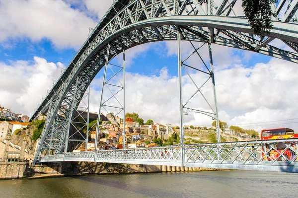 Porto, Portekiz - 21 Haziran 2014: Porto'daki Douro Nehri üzerindeki Dom Luis I Köprüsü, Portekiz'in ikinci büyük şehri ve 2001 yılında Avrupa Kültür Başkenti olarak adlandırıldı