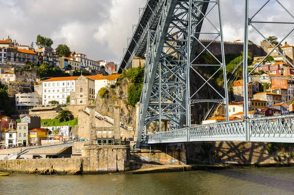Porto, Portekiz - 21 Haziran 2014: Porto'daki Douro Nehri üzerindeki Dom Luis I Köprüsü, Portekiz'in ikinci büyük şehri ve 2001 yılında Avrupa Kültür Başkenti olarak adlandırıldı